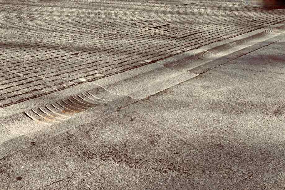 Accesos. Entorno urbano. Algunos obstáculos en el pavimento