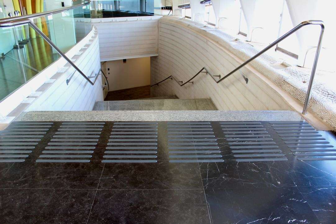Escalera de acceso a los aseos generales. Planta -1