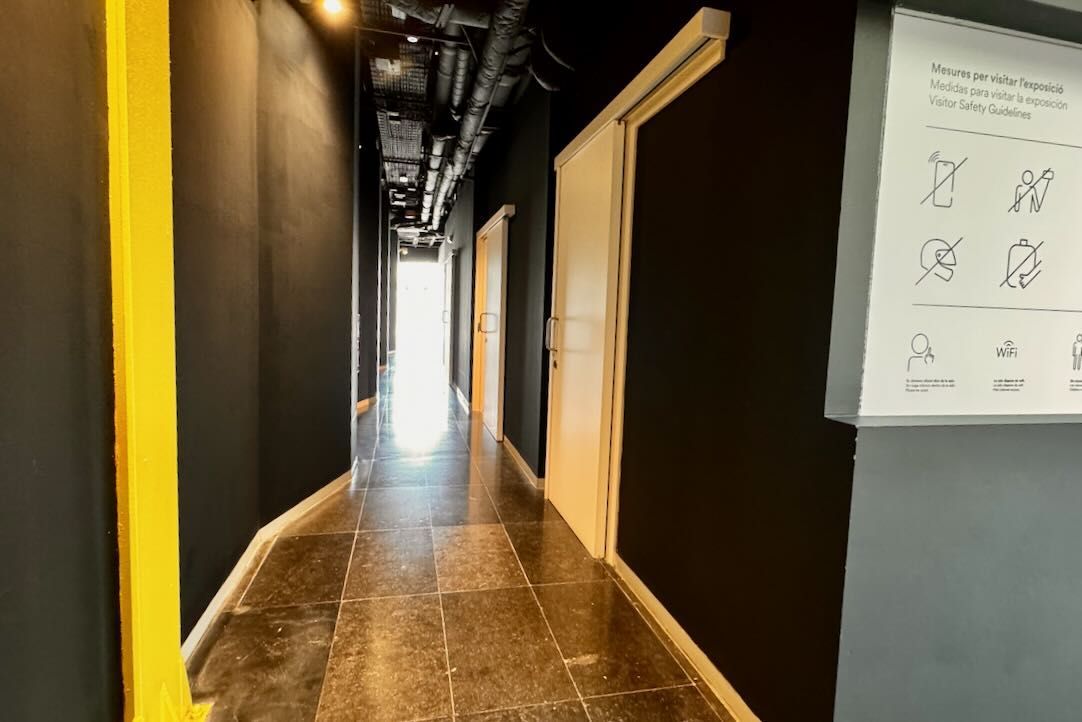 Pasillo de acceso a los aseos