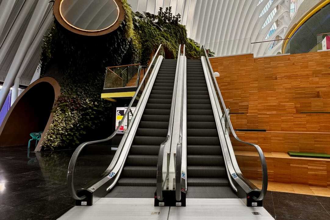 Escalera mecánica. Acceso a la Plaza Ágora 