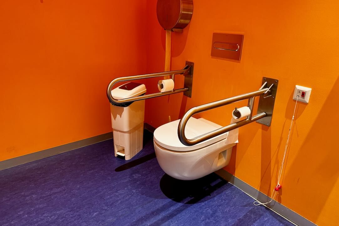 Aseo accesible para mujeres. Inodoro