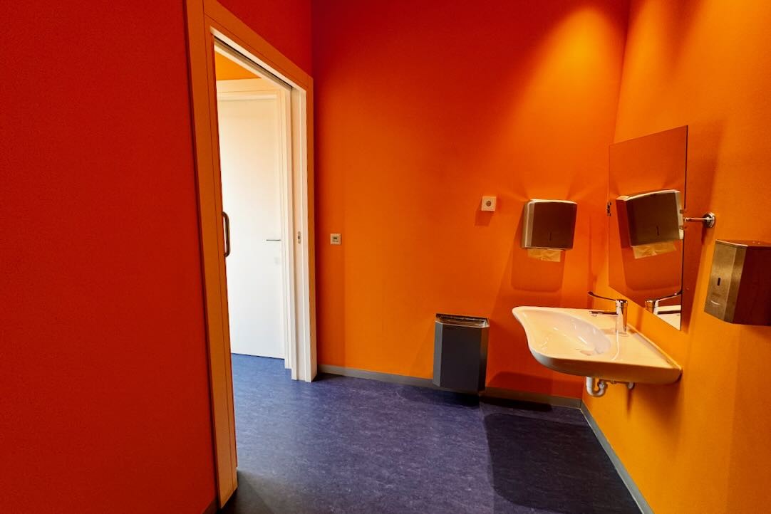 Aseo accesible para hombres. Puerta interior