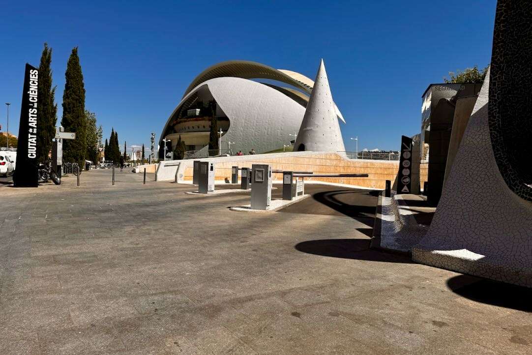 Acceso al aparcamiento. Avenida del Professor López Piñero