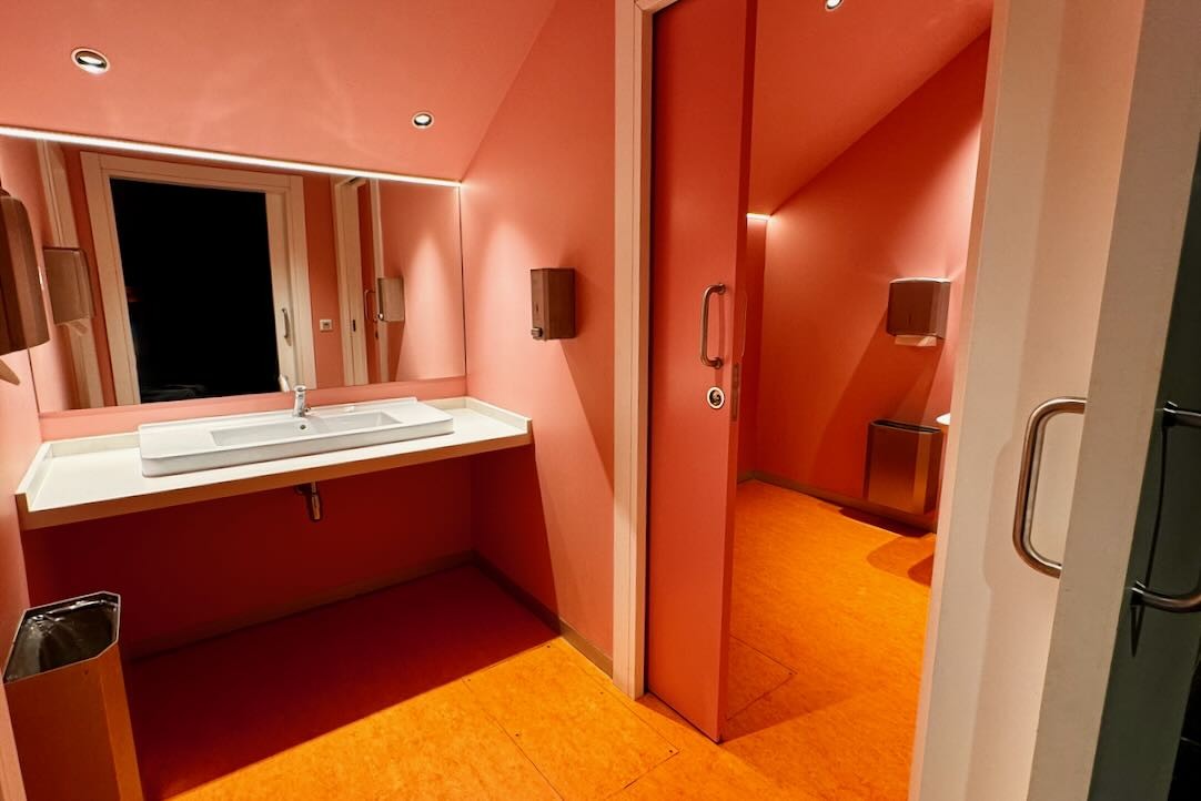 Aseo accesible para hombres. Puerta interior