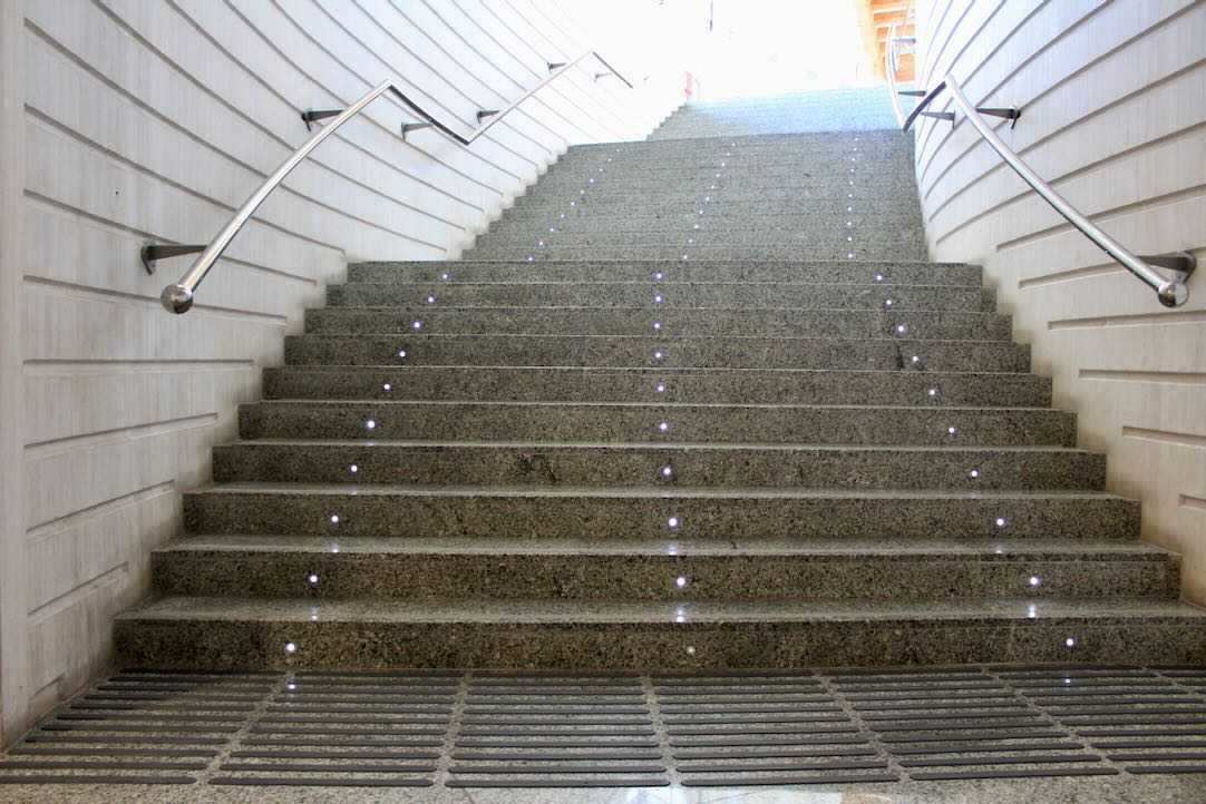 Escalera de acceso a los aseos generales. Planta -1