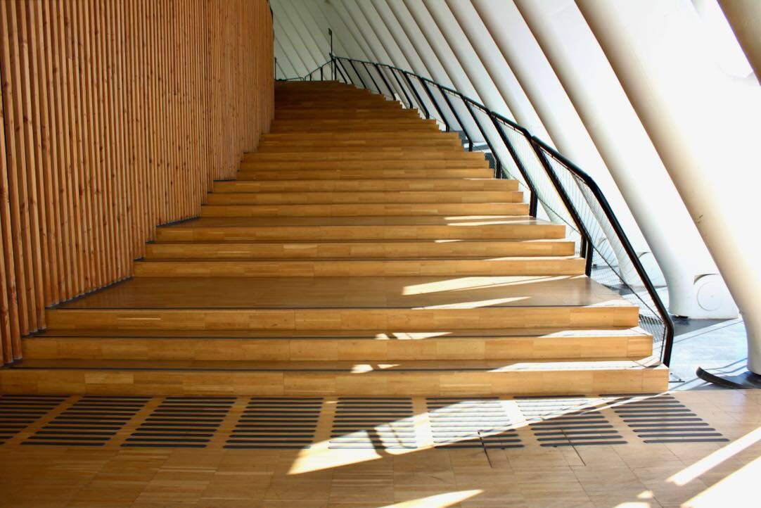 Escalera lateral de acceso a la Plaza Ágora