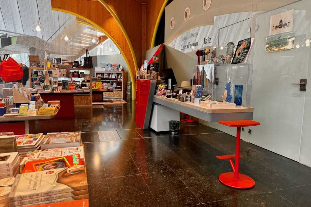 Tienda. Mostrador y caja