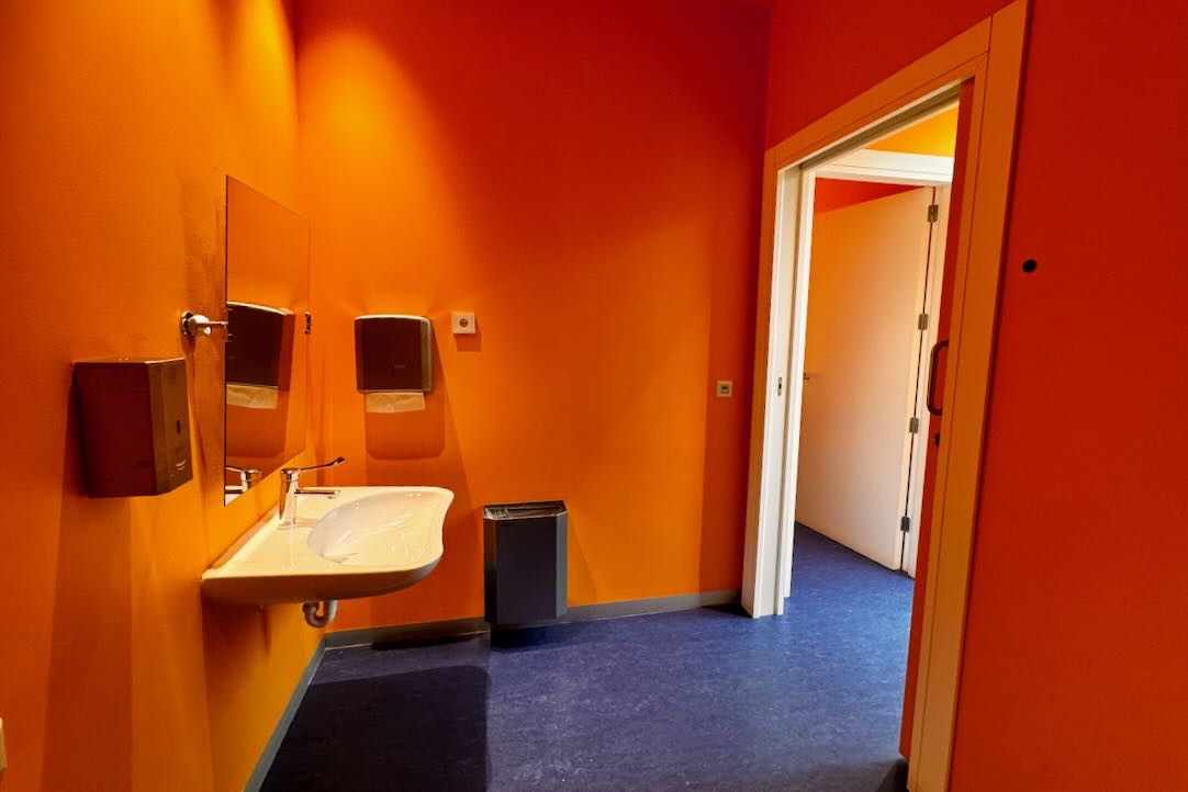 Aseo accesible para mujeres. Vista interior