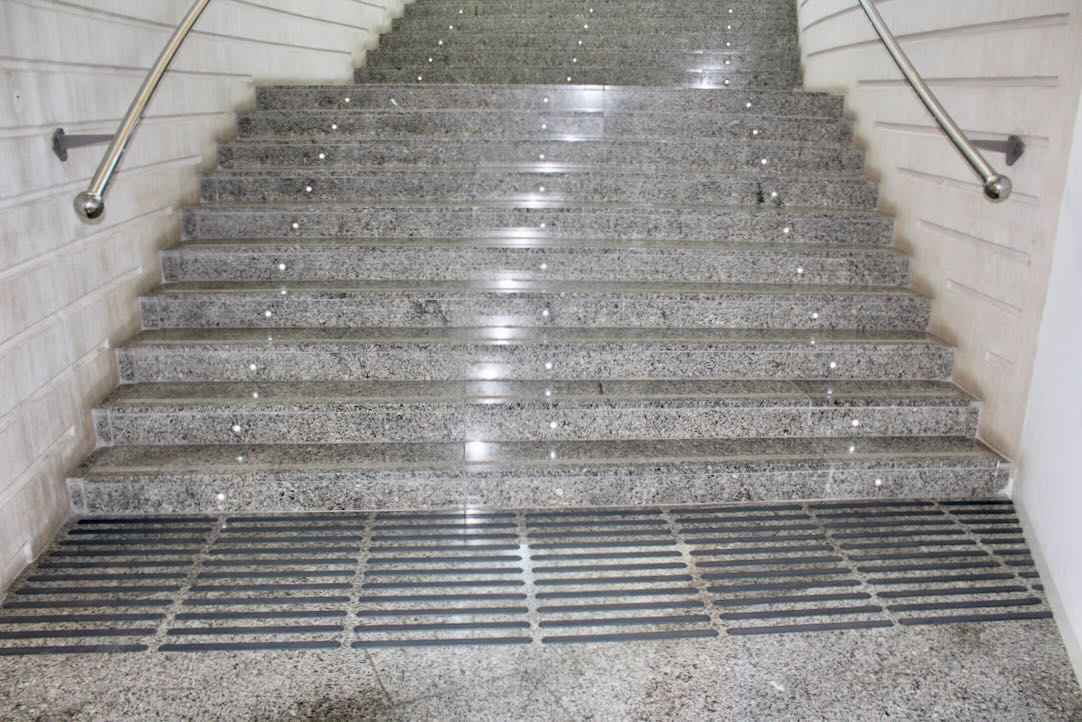 Escalera de acceso a los aseos generales. Planta -1