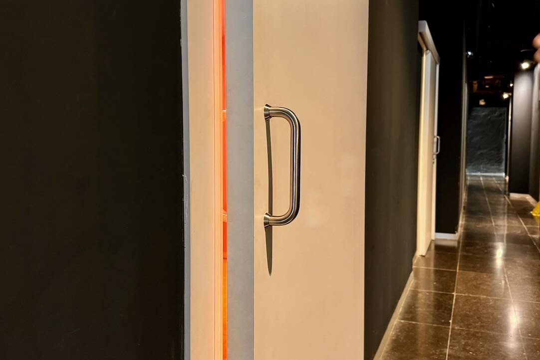 Puerta exterior. Aseos accesibles de hombres