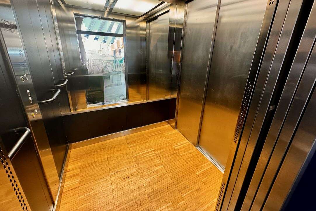 Ascensor de acceso al restaurante. Cabina