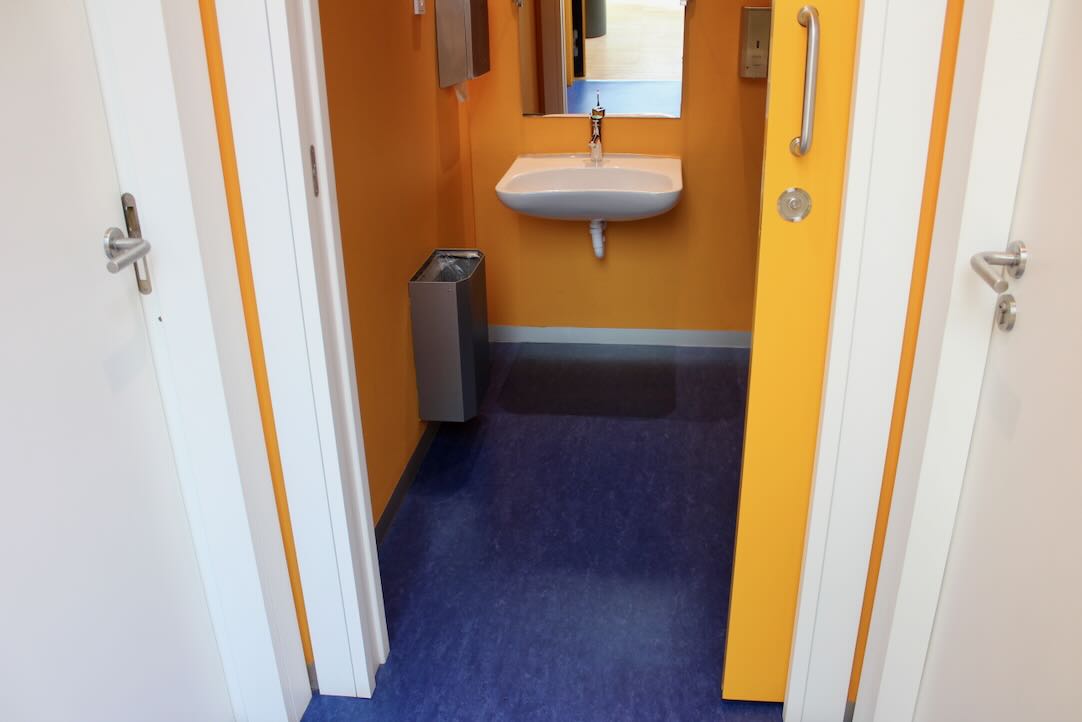 Aseos mujeres. Puerta interior