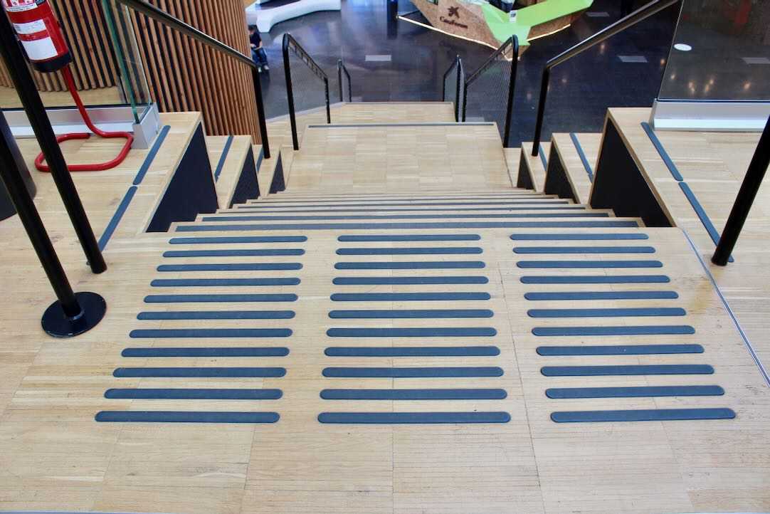 Escalera de acceso a la Plaza Ágora