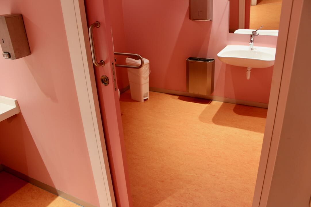 Puerta interior del aseo accesible para mujeres