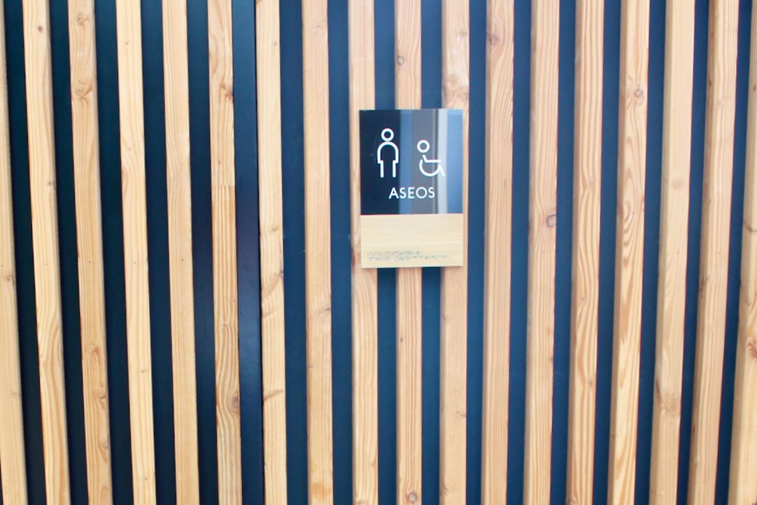 Aseos para hombres. Puerta exterior. Señalización