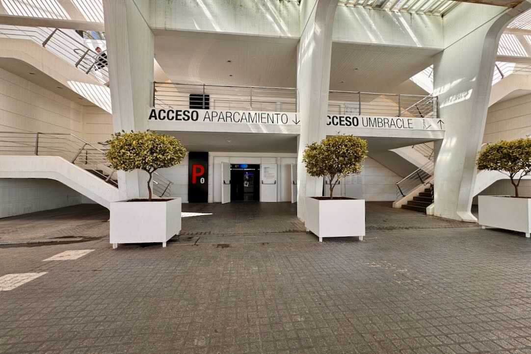 Acceso principal al aparcamiento desde CaixaForum Valencia 