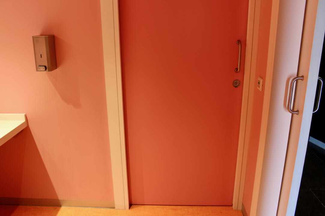 Puerta interior del aseo accesible para mujeres