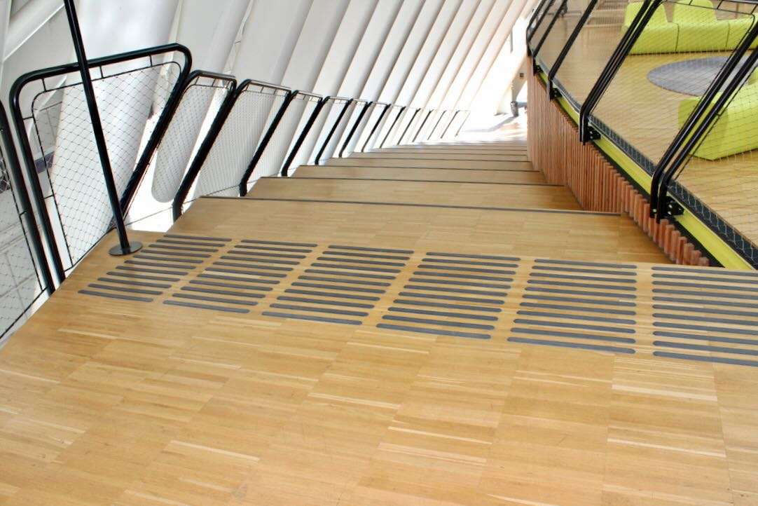 Escalera lateral de acceso a la Plaza Ágora