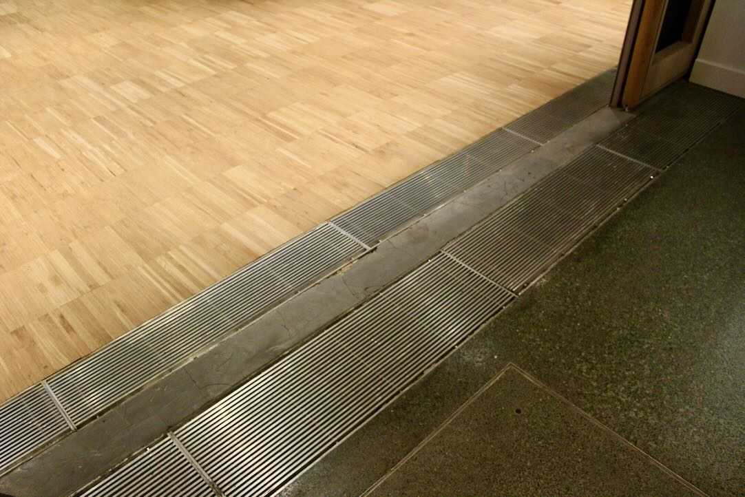 Puertas de acceso a las Salas de Exposiciones. Pavimento