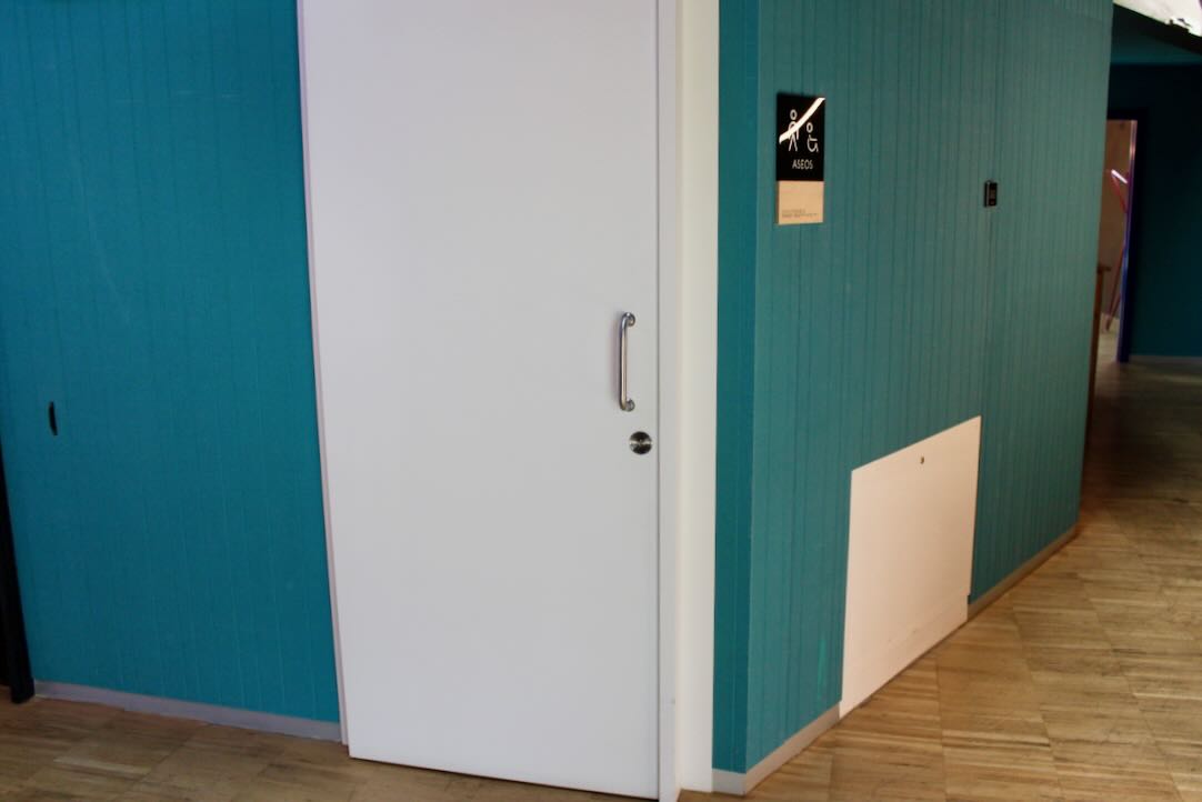 Aseo accesible. Puerta 