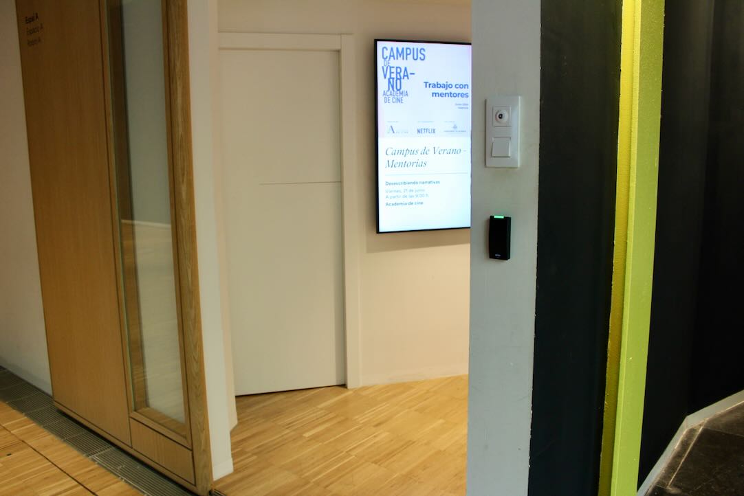 Aulas S1 y S2. Puertas de acceso. Mecanismo de apertura