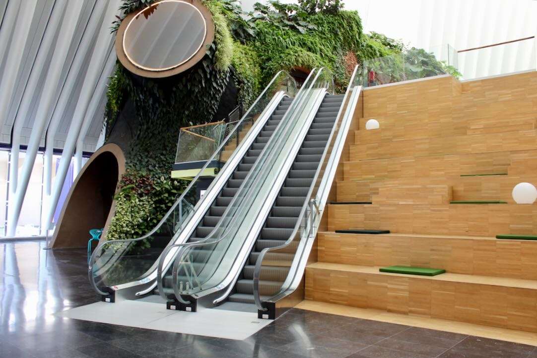Escalera mecánica. Acceso a la Plaza Ágora 