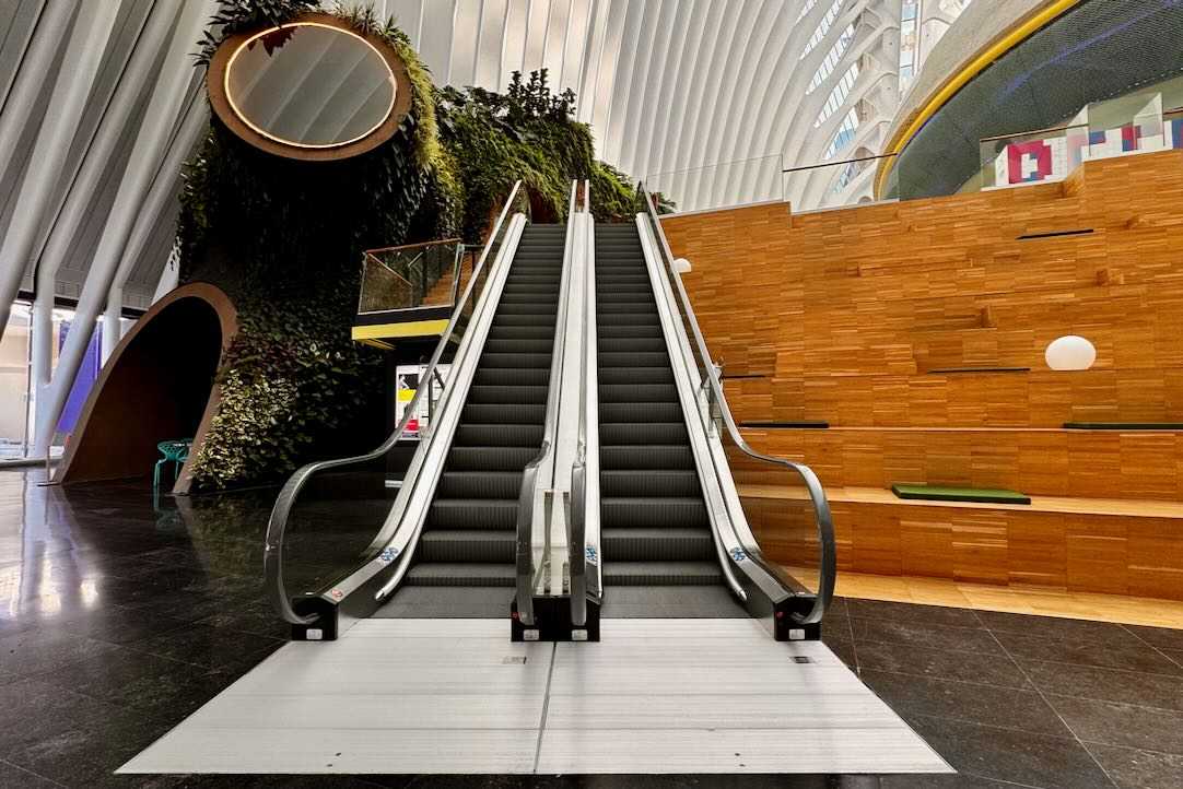 Escalera mecánica. Acceso a la Plaza Ágora 