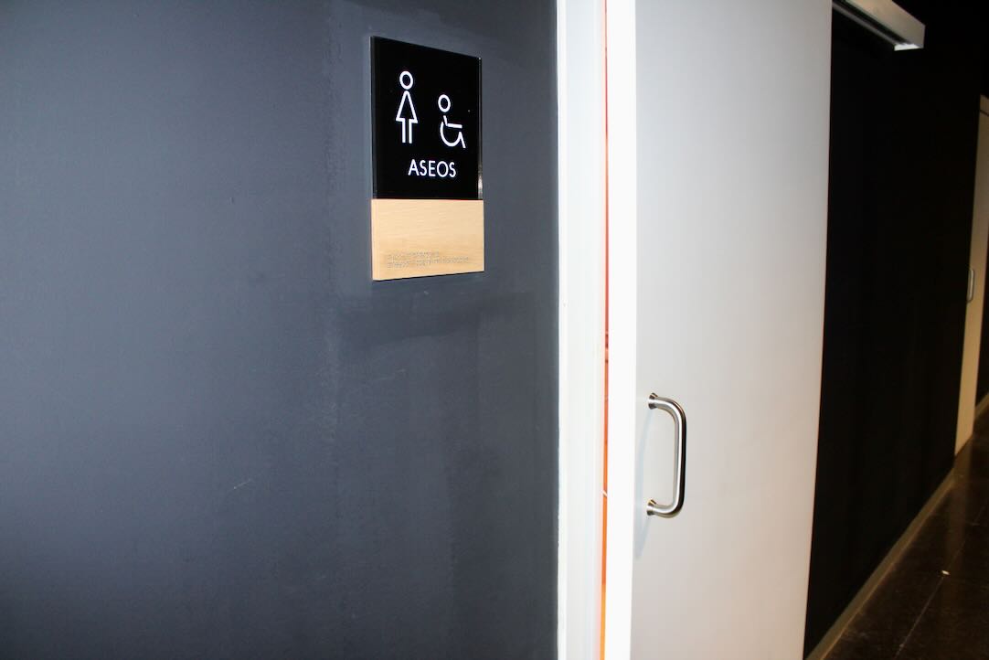 Puerta exterior de los aseos de mujeres