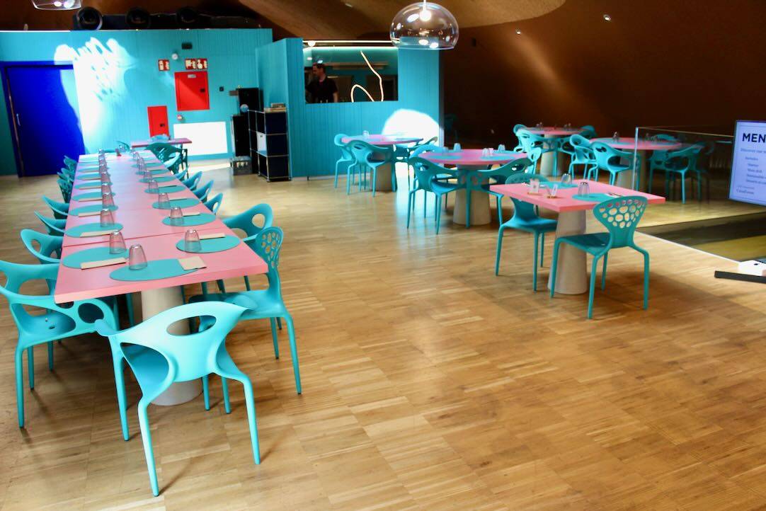 Restaurante.  Vista general