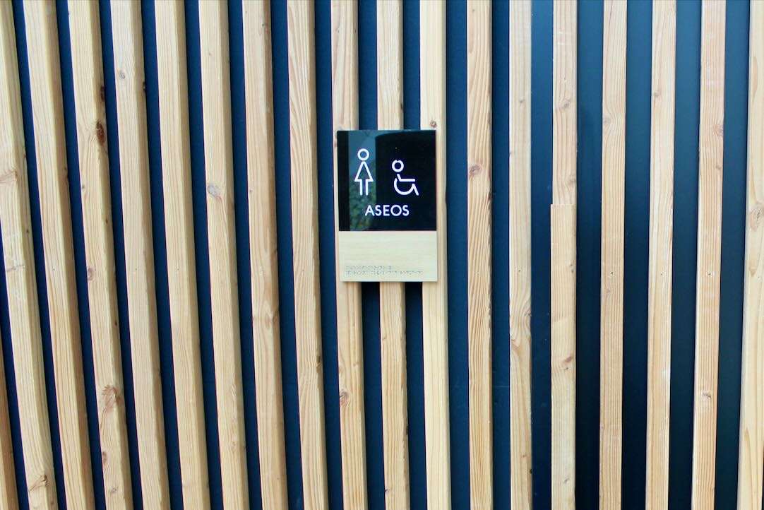 Aseos mujeres. Puerta exterior. Señalización
