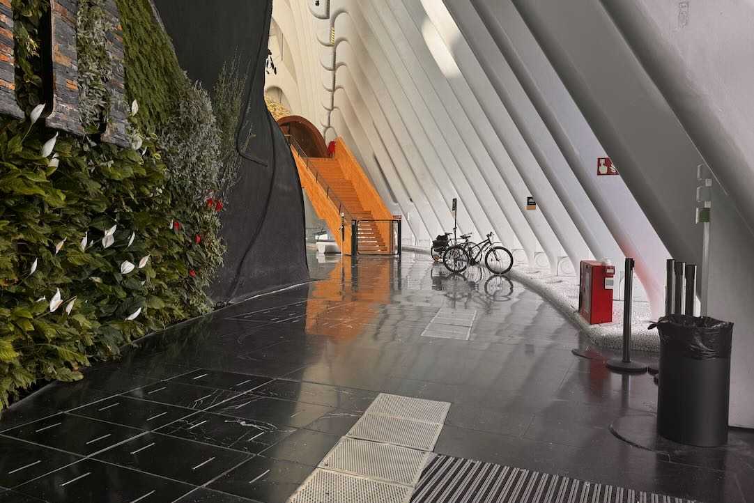 Acceso junto al Puente Azud el Oro. Vestíbulo