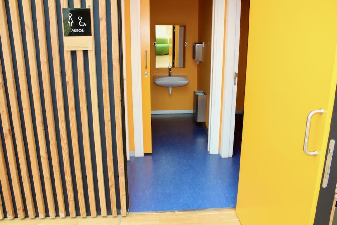 Aseos mujeres. Puerta exterior