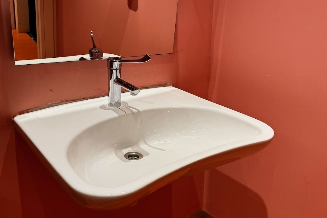 Aseo accesible para hombres. Lavabo