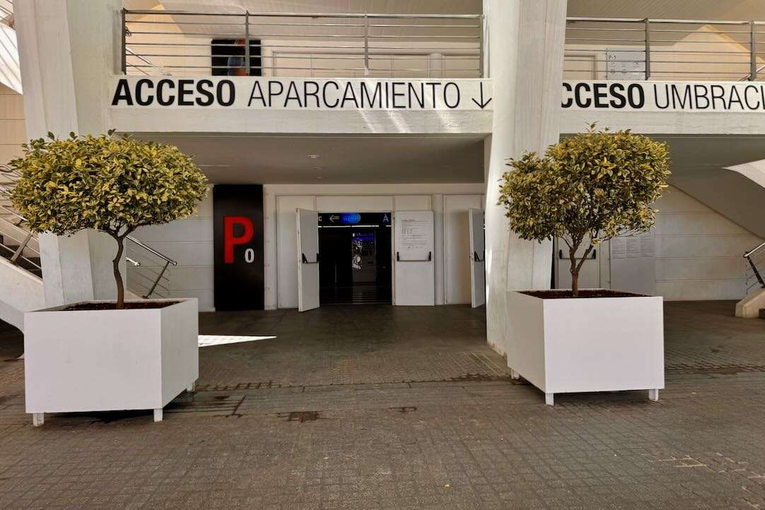 Acceso principal al aparcamiento desde CaixaForum Valencia