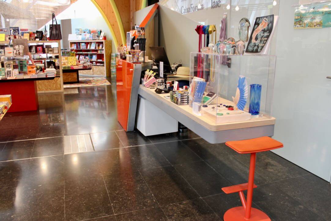 Tienda. Mostrador y caja