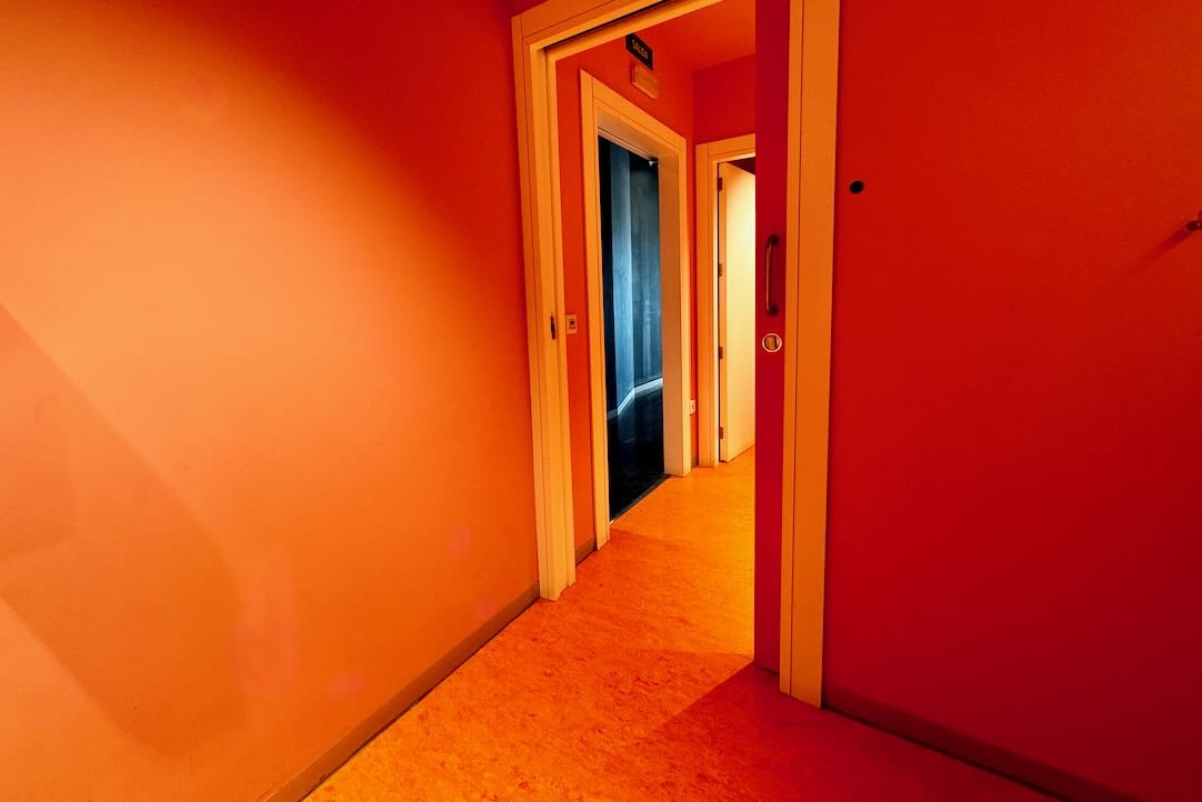 Aseo accesible para hombres. Puerta interior