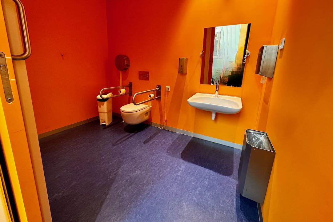 Aseo accesible para mujeres. Vista interior
