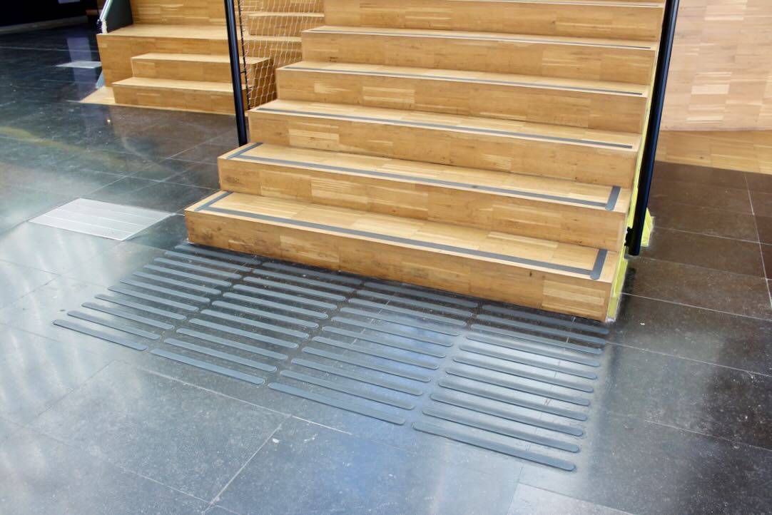Escalera de acceso a la Plaza Ágora