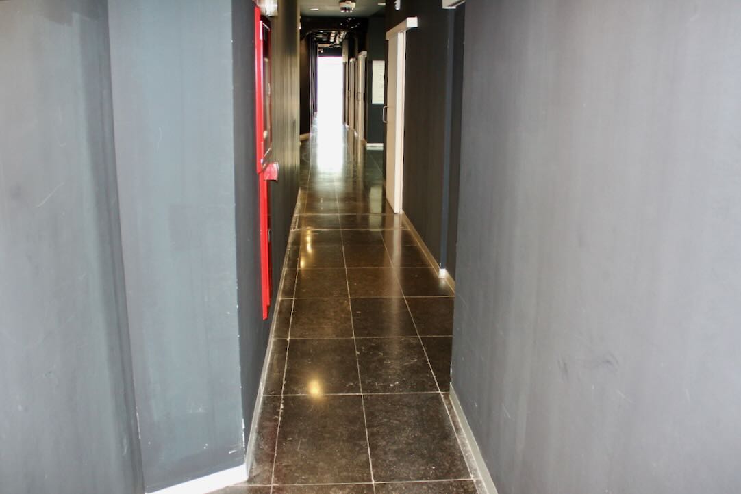 Pasillos de acceso a los aseso accesibles