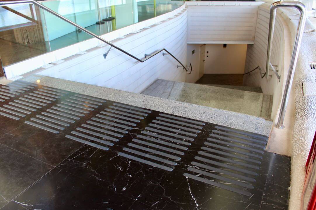 Escalera de acceso a los aseos generales. Planta -1
