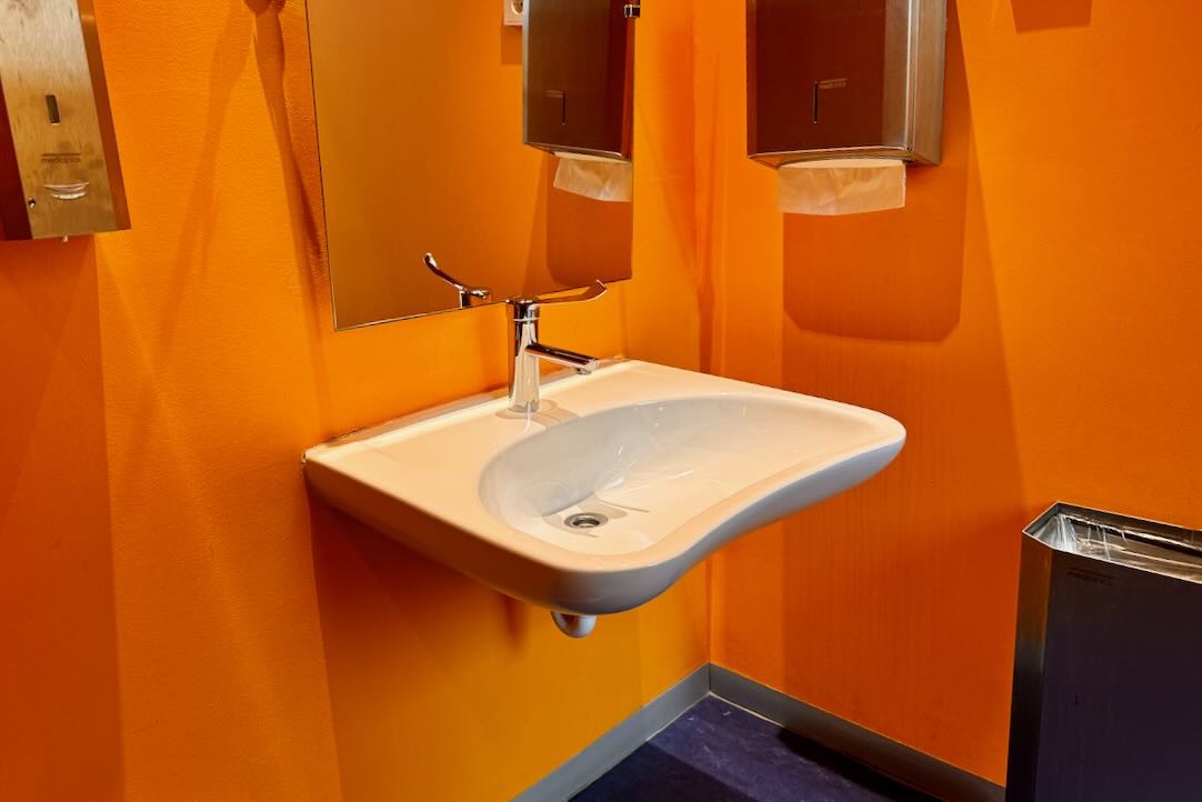 Aseo accesible para mujeres. Lavabo