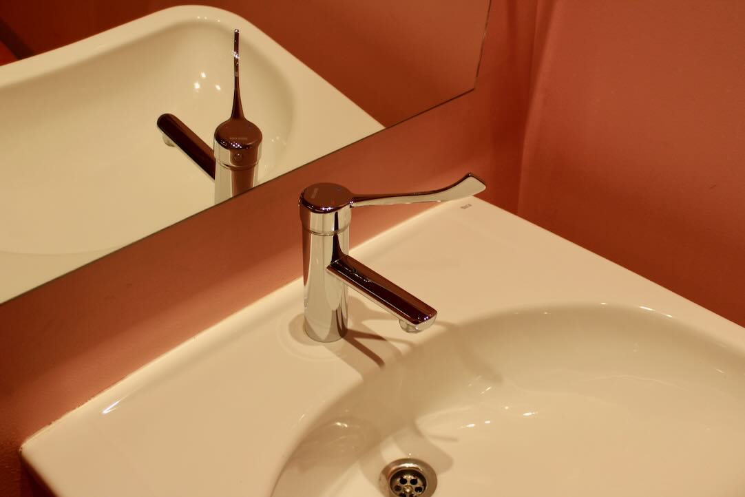 Aseo accesible mujeres. Lavabo