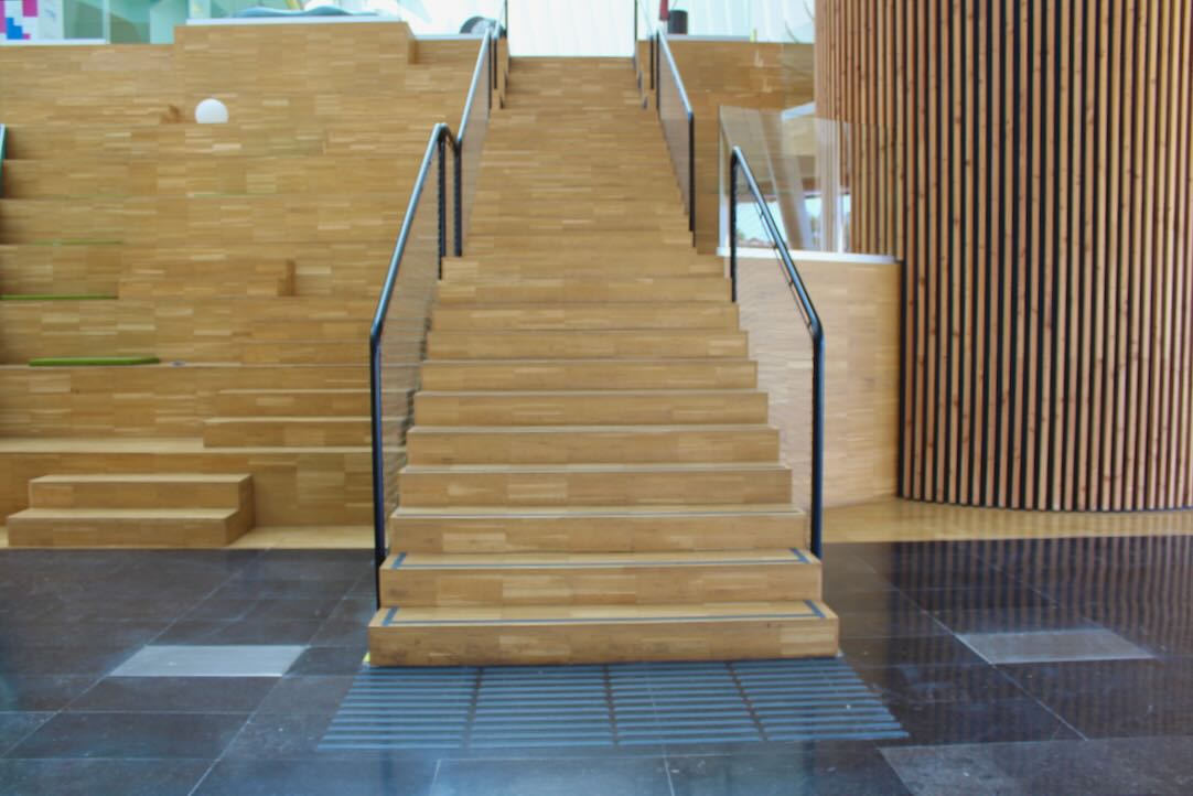 Escalera de acceso a la Plaza Ágora