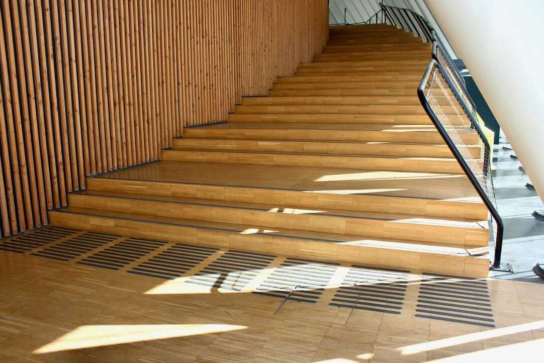 Escalera lateral de acceso a la Plaza Ágora