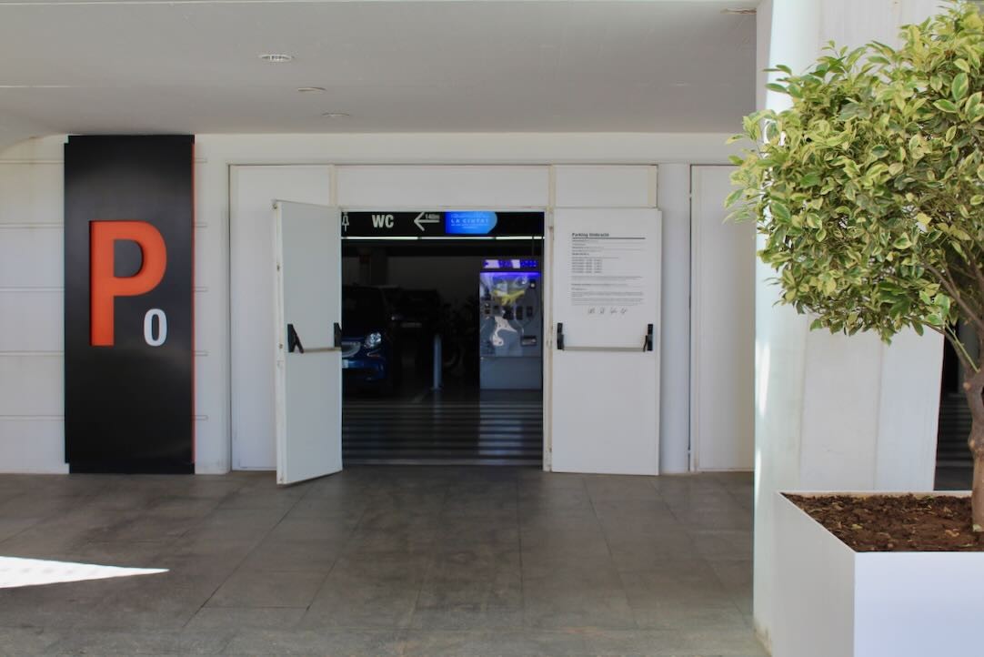 Acceso principal al aparcamiento desde CaixaForum Valencia