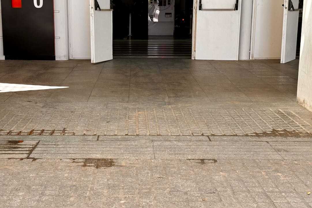 Acceso principal al aparcamiento desde CaixaForum Valencia