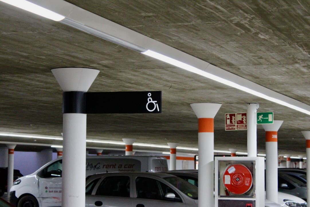 Señalización de las plazas para vehículos autorizados que transportan PMR