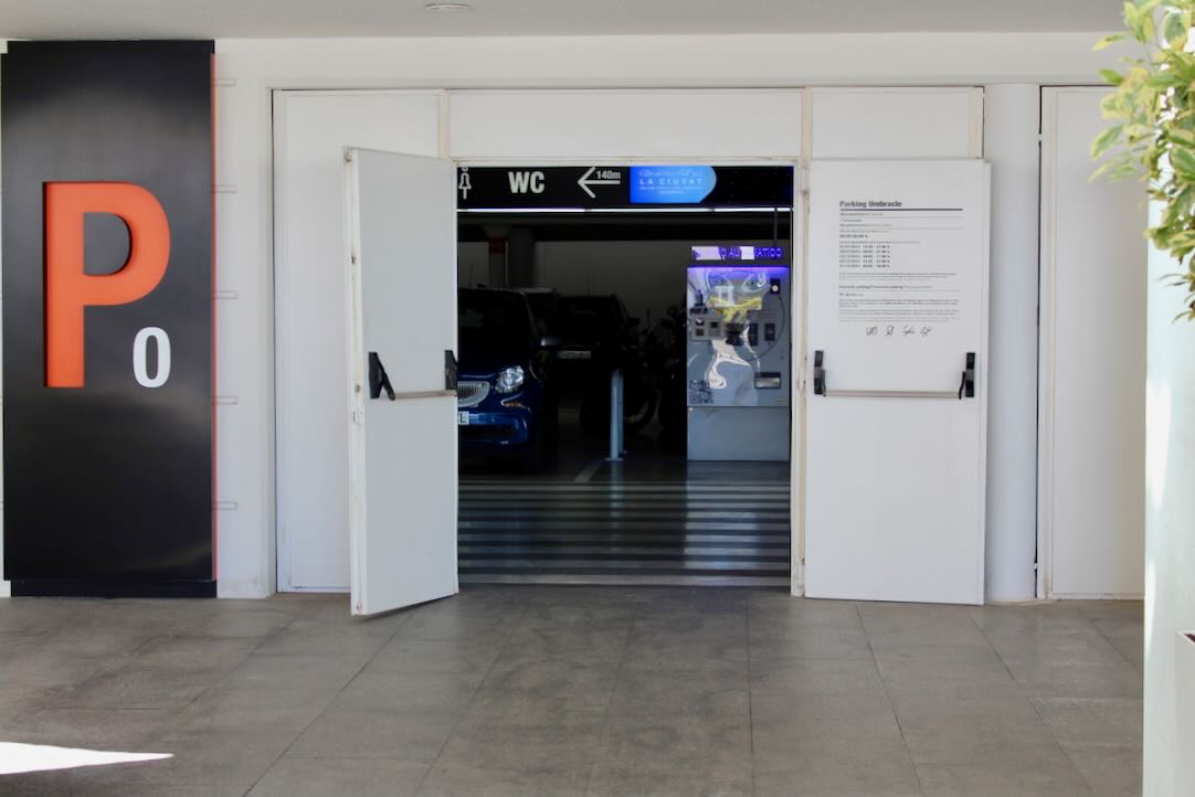 Acceso principal al aparcamiento desde CaixaForum Valencia