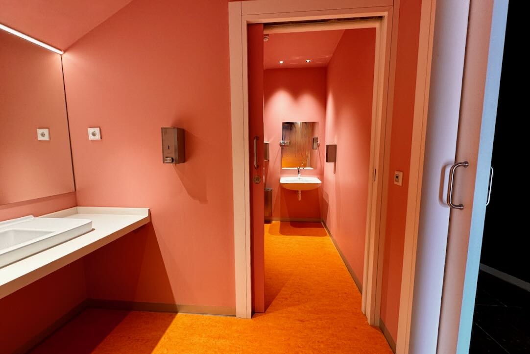 Aseo accesible para hombres. Puerta interior