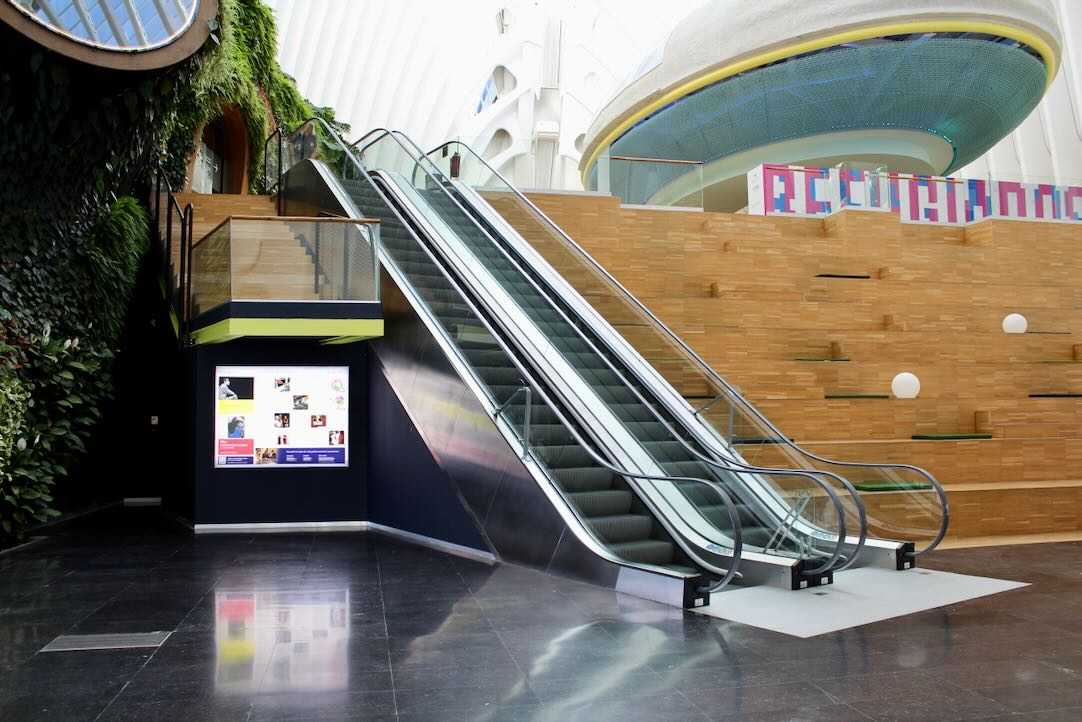 Escalera mecánica. Acceso a la Plaza Ágora 